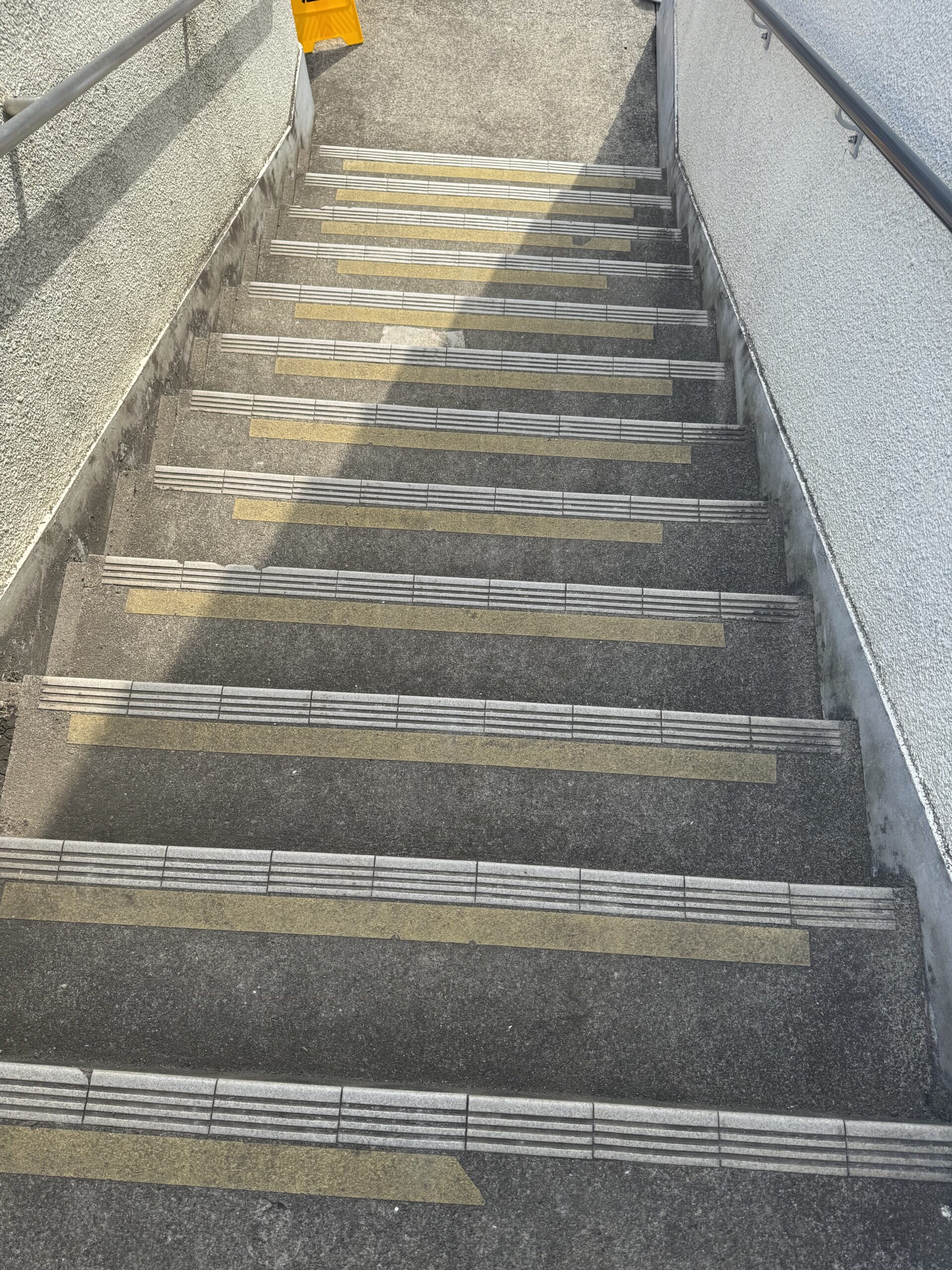 横浜市旭区小学校の屋外階段防滑工事(施工前)