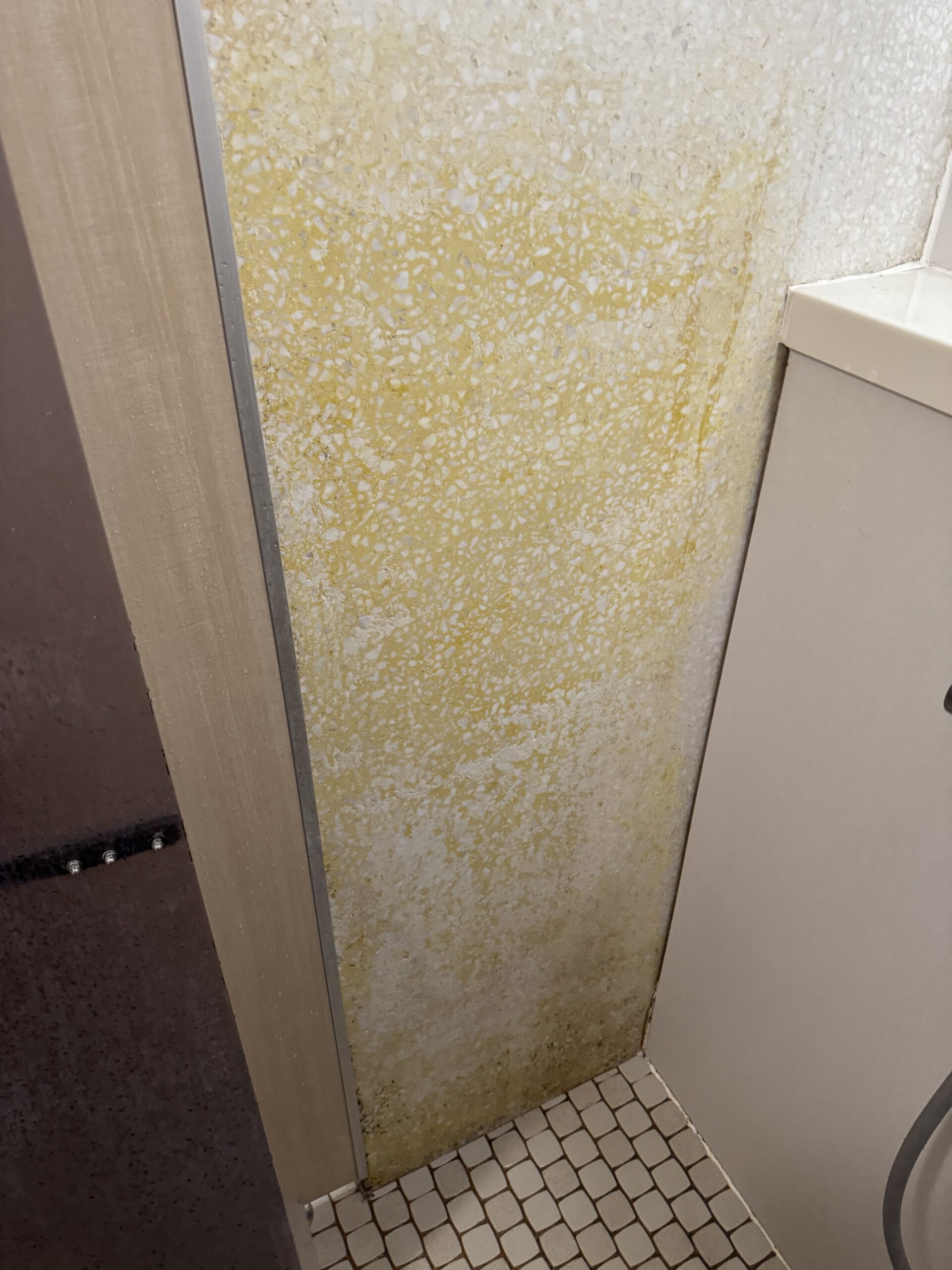 研磨による壁の復旧工事(施工前)