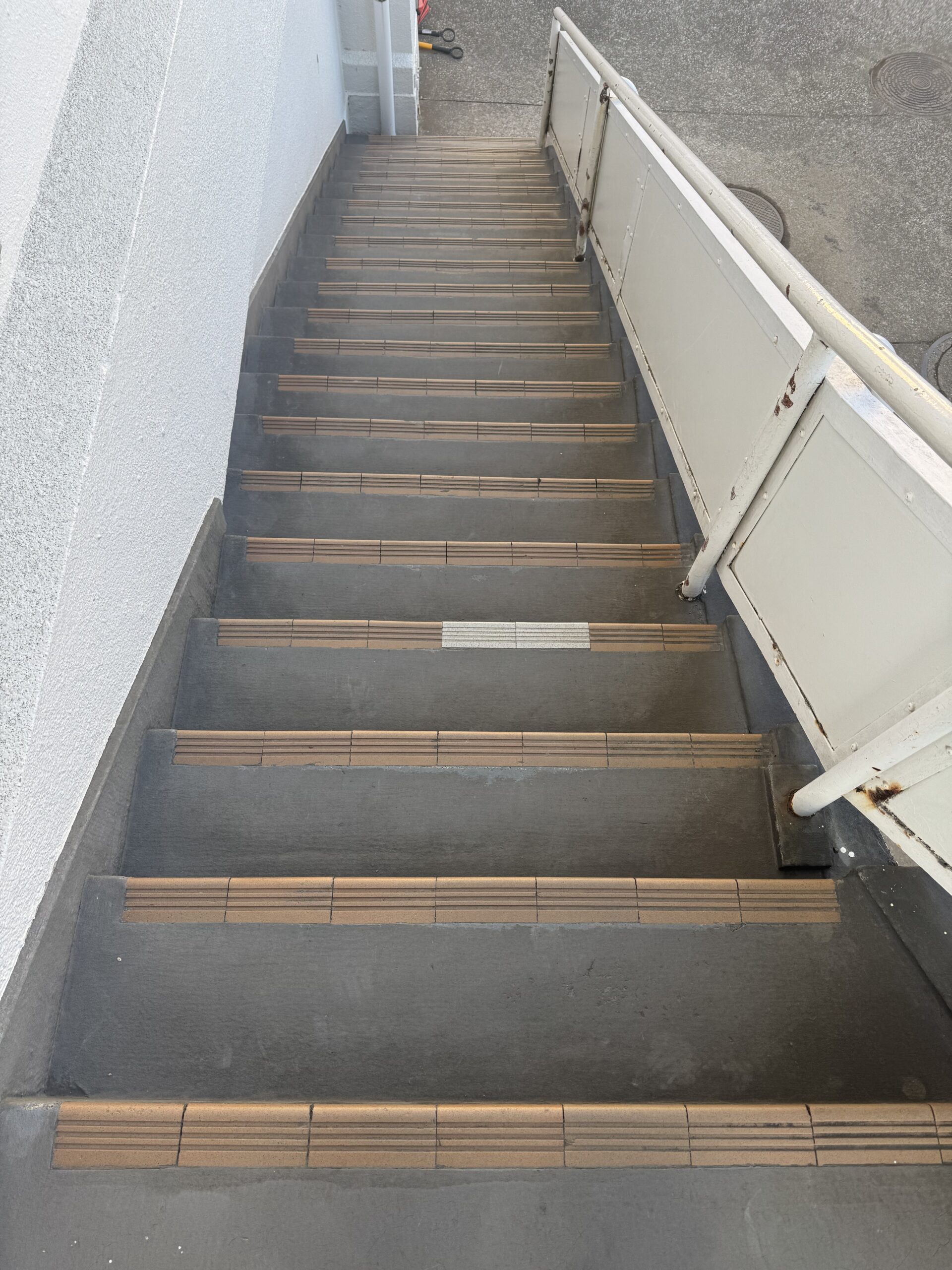 横浜市中区小学校の屋外階段防滑工事(施工前)