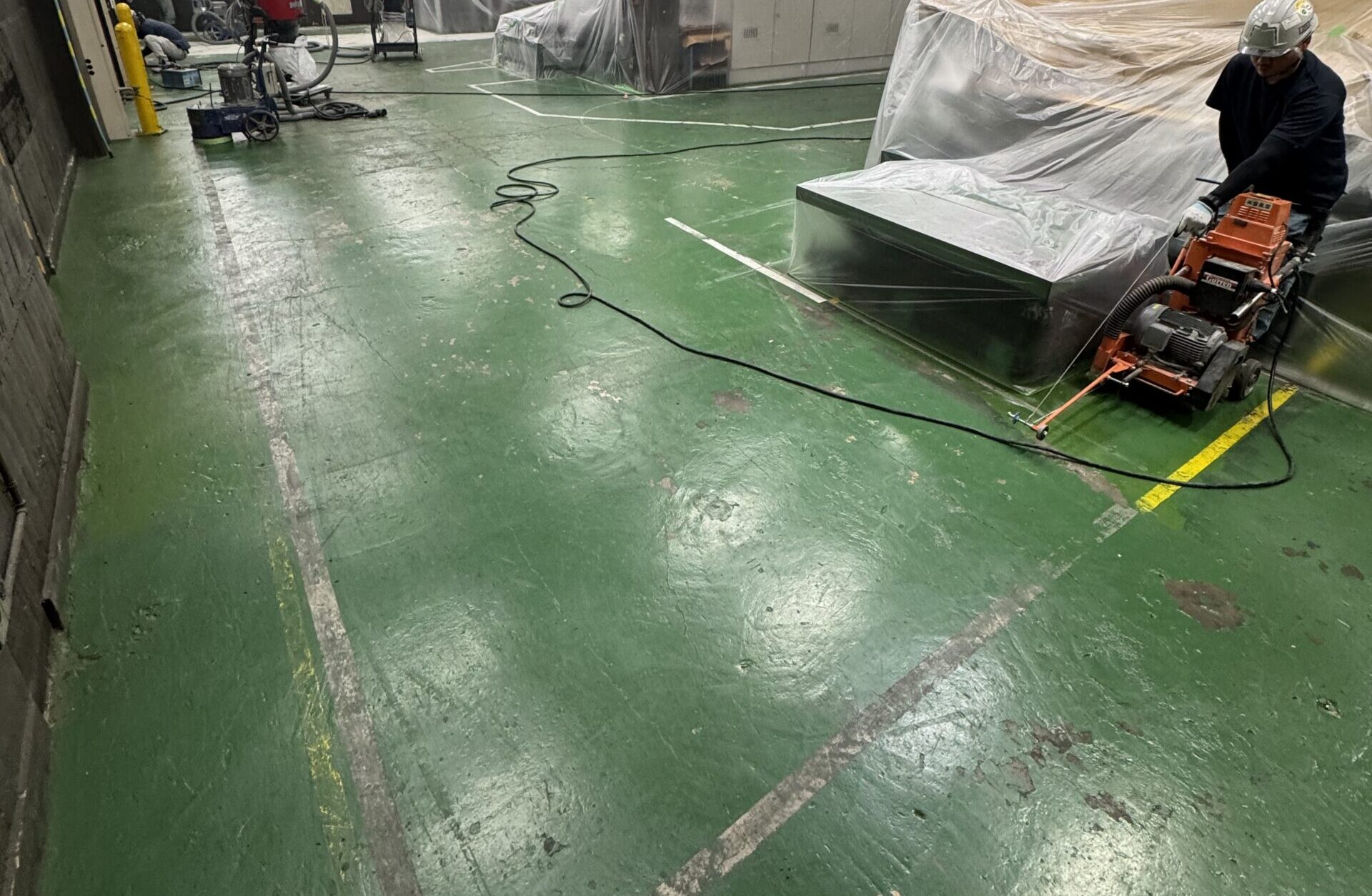 工場の塗床補修工事(施工前)